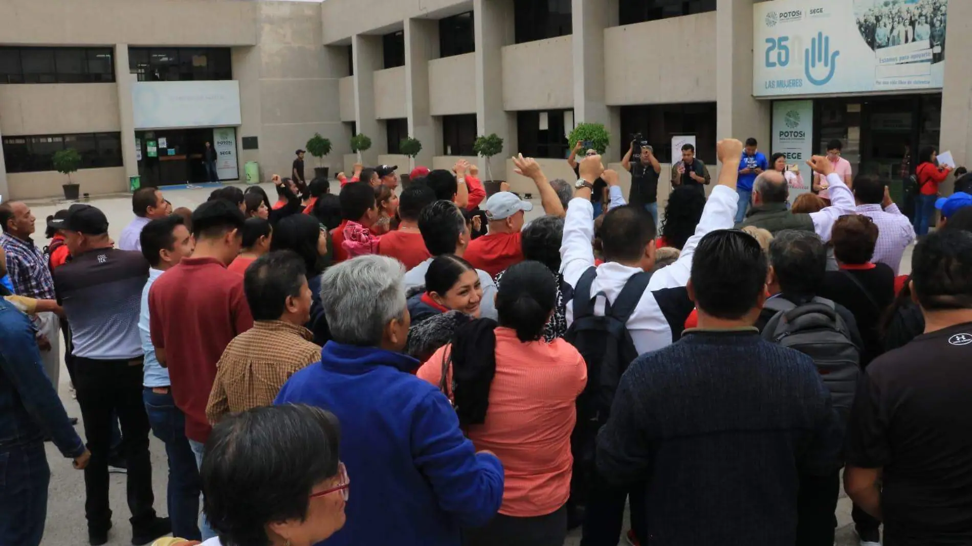 Maestros  de telesecundarias manifestaron en la SEGE (4)